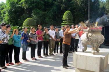 Cán bộ Hội LHPN tỉnh dâng hương viếng các nữ anh hùng liệt sỹ tại Ngã ba Đồng Lộc.