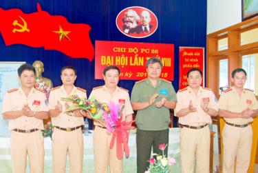 Đại tá Đặng Trần Chiêu - ủy viên Ban Thường vụ Tỉnh ủy, Giám đốc Công an tỉnh dự Đại hội Chi bộ Phòng Cảnh sát giao thông Công an tỉnh.
