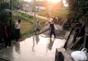 Bê tông hóa đường giao thông liên thôn tại thôn Long Thành, xã Tuy Lộc (thành phố Yên Bái).
