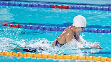 Ánh Viên trên đường bơi 400m hỗn hợp tại SEA Games 26. 
