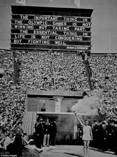 Ngọn đuốc Olympic được rước vào sân vận động  Wembley tại  London trong lễ khai mạc Thế vận hội mùa hè 1948.