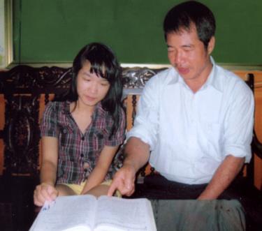 Anh Hà Công Thỏa đang giúp con gái ôn bài.
