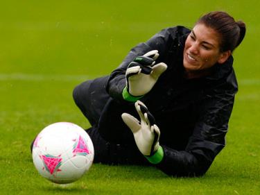 Thủ môn Hope Solo, trụ cột của tuyển nữ Mỹ.