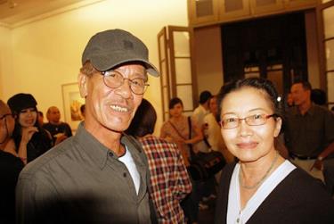 Nhà phê bình Nguyễn Quân và tác giả Bùi Như Hương.