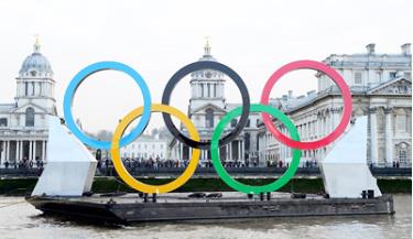 Biểu tượng 5 vòng tròn Olympic khổng lồ đặt trên dòng sông Thames với chiều dài 25m, cao 11m.