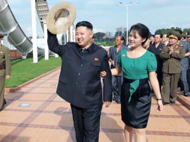 Nhà lãnh đạo Triều Tiên Kim Jong-un và vợ, Ri Sol-ju.