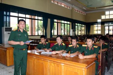 Thiếu tá Nguyễn Hữu Hưng triển khai nhiệm vụ công tác Đoàn thanh niên Bộ CHQS tỉnh.