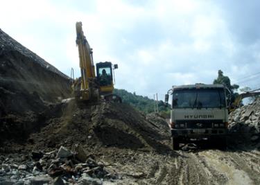 Nguy cơ sạt lở đất, đá gây ách tắc giao thông ở đây luôn thường trực. Ảnh MQ