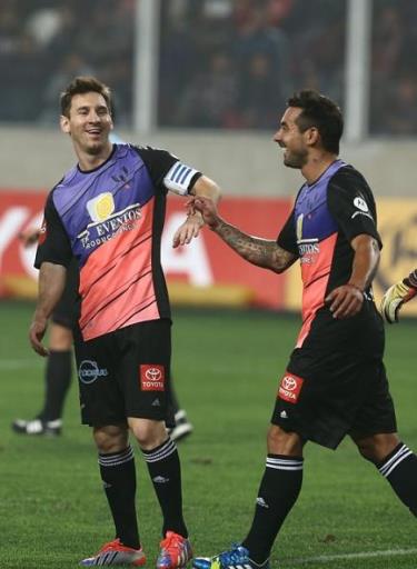 Messi và Lavezzi trong trận giao hữu tại Lima hôm 02/07.