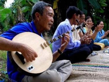 Biểu diễn Đờn ca tài tử Nam Bộ.