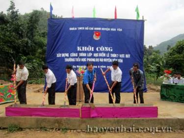 Các đại biểu tham gia khởi công công trình nhà lớp học tại xã Phong 
Dụ Hạ.
