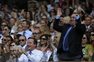 Thủ tướng Anh David Cameron (áo trắng) và Thủ hiến Scotland Alex Salmond cổ vũ cho Murray trong suốt trận đấu.