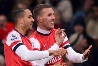 Hai chân sút Walcott và Podolski đều có mặt trong danh sách sang Việt Nam. 
