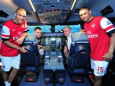 Oxlade-Chamberlain (phải) và Kieran Gibbs trong một chuyến bay.