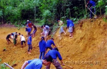 Đoàn viên thanh niên huyện Lục Yên mở rộng đường tại xã Tân Phượng.
