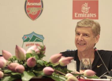 HLV Wenger trong cuộc họp báo
