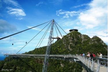 Cầu Langkawi Sky có chiều dài 125 mét là chiếc cầu treo giữa trời dành cho du khách đi bộ thưởng ngoạn cảnh đẹp núi rừng.