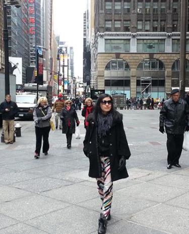 Kathy Uyên trong một cảnh quay ở New York
