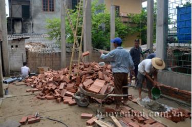 Thi công xây dựng nhà tình nghĩa cho gia đình bà Nguyễn Thị Thách.