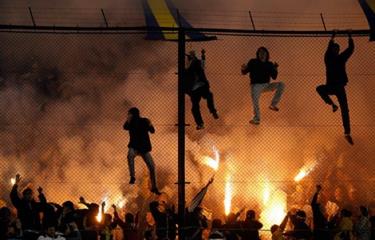 CĐV Argentina luôn tiềm ần rủi ro vì các nhóm hooligan điên cuồng.