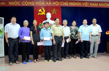 Lãnh đạo tỉnh Yên Bái tặng quà cho các đại biểu người uy tín đi dự hội nghị