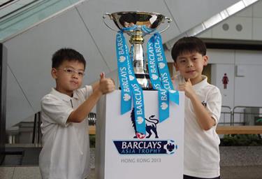 Chiếc cúp của giải Premier League Asia Trophy 2013. Logo của giải đấu rất giống với của giải Ngoại hạng Anh
