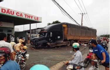 Xe container gãy lìa 2 bánh, lao đầu trước trạm xăng.