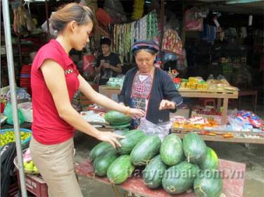 Dưa hấu được trồng trên đảo hồ Thác Bà được bày bán ở các phiên chợ quê.