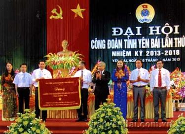 Đại hội công đoàn các cấp tỉnh Yên Bái diễn ra trong quý I và đầu quý II/2013 đã bầu được 3.751 ủy viên ban chấp hành công đoàn cơ sở, 285 ủy viên ban chấp hành công đoàn cấp trên cơ sở.
Ảnh: Đồng chí Đỗ Văn Chiến - Ủy viên Ban chấp hành Trung ương  Đảng, Bí thư Tỉnh ủy tặng bức cờ thêu chúc mừng Đại hội Công đoàn tỉnh lần thứ XVIII.