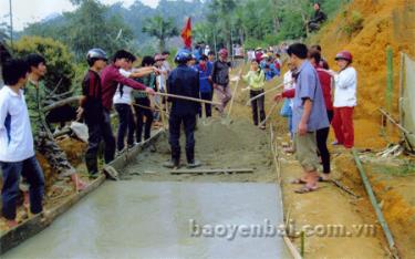 Nhân dân Lục Yên tham gia làm đường giao thông nông thôn.
(Ảnh: Hồng Duyên)
