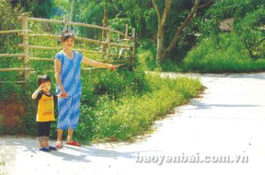 Bà Phượng chỉ phần lòng đường trước kia là nền nhà của gia đình bà.