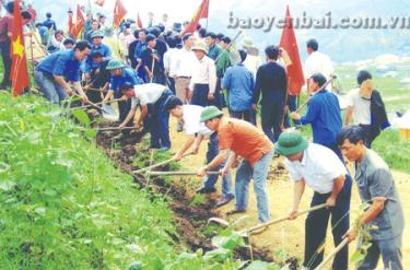 Cán bộ và nhân dân các dân tộc Mù Cang Chải ra quân làm đường giao thông nông thôn.