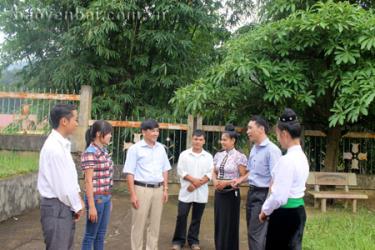 Lãnh đạo Ban Tổ chức Huyện ủy Trạm Tấu trao đổi kinh nghiệm công tác với các cán bộ không chuyên trách cấp cơ sở.