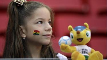 Một CĐC nhí bên cạnh linh vật World Cup là hình ảnh con vật có nguy cơ tuyệt chủng armadillo.