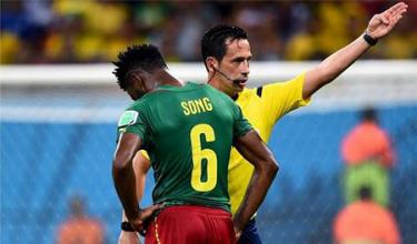 Thẻ đỏ mà Alex Song phải nhận trong trận đấu với Croatia đã được 