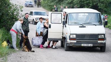 Người dân tại Lugansk di tản khỏi khu vực giao tranh giữa lực lượng ly khai và quân đội chính phủ.