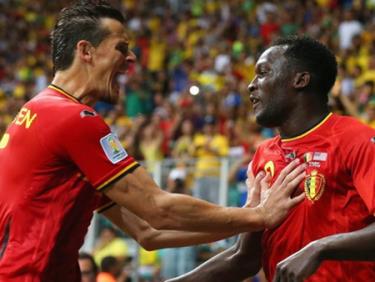 Lukaku (phải) ghi bàn mang chiến thắng về cho Bỉ.