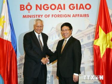 Phó Thủ tướng, Bộ trưởng Ngoại giao Phạm Bình Minh đón Bộ trưởng Ngoại giao Philippines, Albert del Rosario.