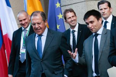 Ngoại trưởng Nga Lavrov (thứ hai từ trái sang) và người đồng cấp Ukraine Klimkin (phải) trong cuộc họp ngày 2/7.