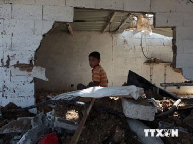 Nhà cửa bị tàn phá sau trận không kích của Israel tại Dải Gaza. (Ảnh: THX/TTXVN)