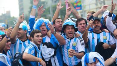 Cổ động viên Argentina hy vọng đội nhà sẽ lọt vào chung kết.