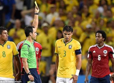 Thiago Silva lãnh thẻ vàng ỏ trận gặp Colombia.