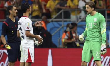 Krul (phải) gây sức ép lên cầu thủ Costa Rica trước mỗi quả đá luân lưu.