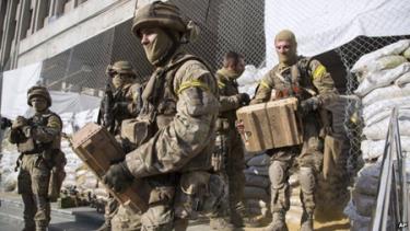 Quân đội Ukraine lục soát những tòa nhà khả nghi ở Slavyansk.