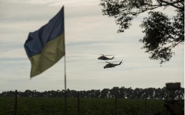 Hai chiếc trực thăng chở Tổng thống và Bộ trưởng Quốc phòng Ukraine đến kiểm tra số chiến lợi phẩm mà quân đội Ukraine giành được tại làng Devhenke, miền Đông nước này.