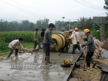 Bê tông hóa đường giao thông nông thôn ở Báo Đáp.
