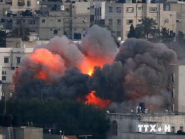 Khói lửa bốc lên sau cuộc không kích của Israel xuống thành phố Gaza ngày 9/7.
