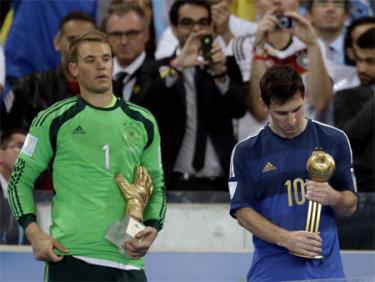 Neuer nhận Găng tay vàng, còn Messi nhận Quả bóng vàng World Cup.