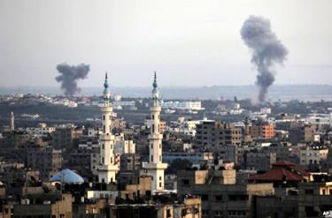 Cột khói xuất hiện ở Dải Gaza sau khi Israel tiến hành không kích.