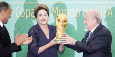 Tổng thống Dilma Rousseff (trái) nhận cúp vàng từ tay Chủ tịch FIFA Sepp Blatter